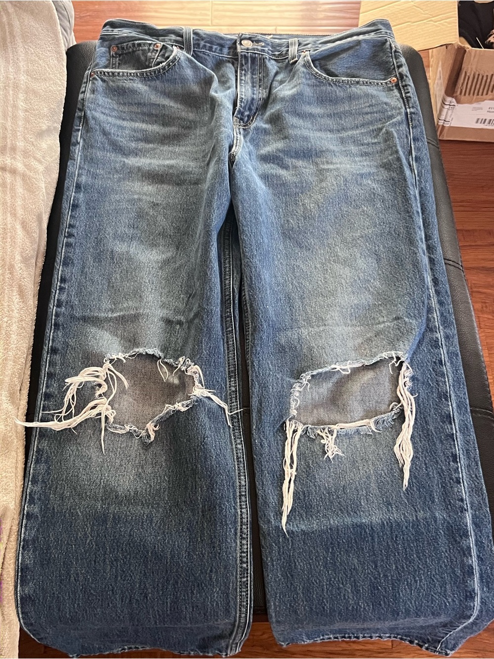 Levi’s Low Pro Straight size 32 Women’s Light Wash Distressed Knee Hole Jeans